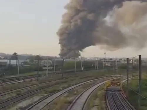 L’entrepôt en flamme s’effondre : les pompiers sont mobilisés à...